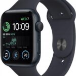 Apple Watch SE 2022 44mm Północ z opaską sportową w kolorze północ (MNK03WBA)