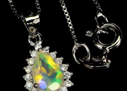Delikatny naszyjnik natural opal ognisty cyrkonie