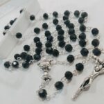 RÓŻANIEC KOMUNIJNY CZARNY KRYSZTAŁEK KIELICH IHS