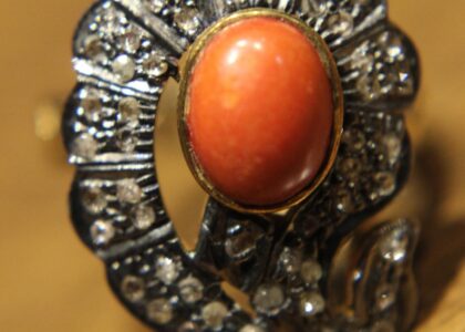 Srebrny pierścionek koral diamenty r 15.5