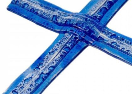Szklany krzyż na ścianę ciemnoniebieski ze szkła warstwowego