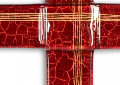 Szklany krzyż na ścianę rubin - z liniami mały