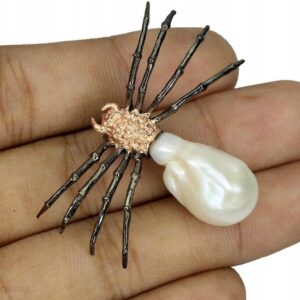 Wisiorek srebrny pająk naturalna perła barokowa